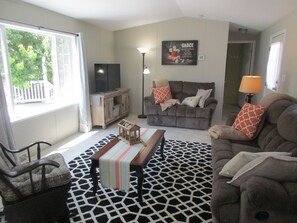 Smart TV, books - Black Horse - FarmGuest House A Travelers Rest and a Vacationers Haven (Parkesburg)