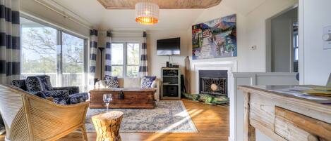 Smart TV, fireplace, books, stereo