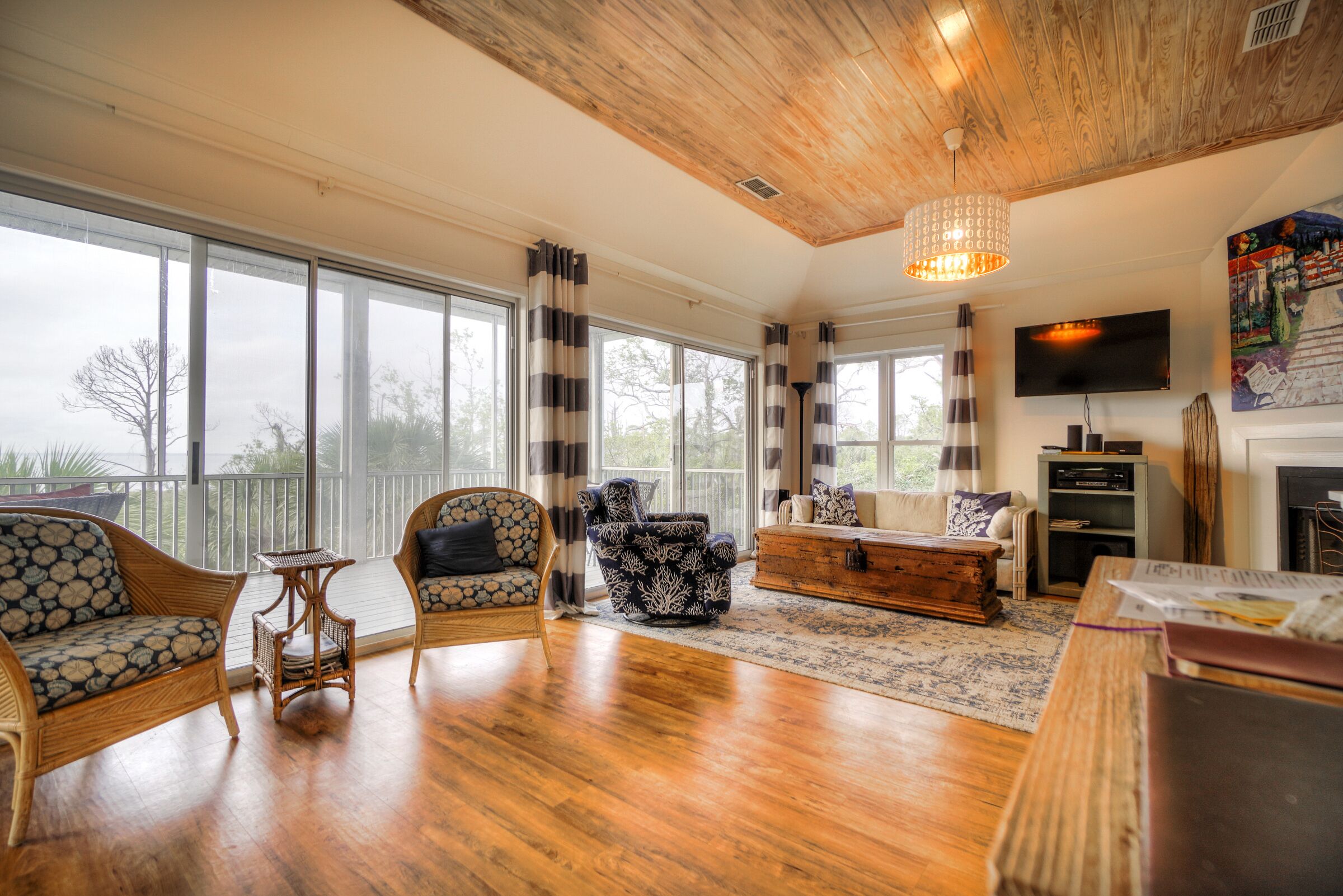 Smart TV, fireplace, books, stereo