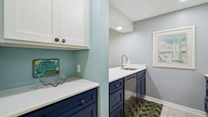 Une salle de bain avec un lavabo, un meuble et un objet décoratif posé sur le comptoir.