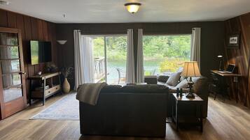 Téléviseur connecté, lecteur de DVD, table de ping-pong, livres