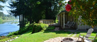 River Front Getaway Awesome Views Fish/Swim Out the Back Door