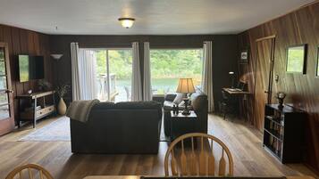 Téléviseur connecté, lecteur de DVD, table de ping-pong, livres