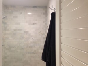 Chuveiro, secador de cabelo, toalhas de banho 