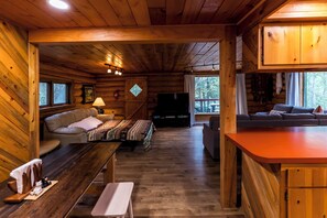 Smart TV, video games, books - Riverfront Retreat on Kenai River (Cooper Landing)