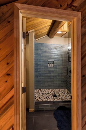 Combined shower/bathtub, towels