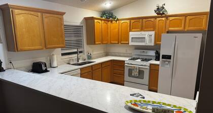 Charming 3/2 Virginia Trace Villa, next to Lake Sumter Landing, with golf cart