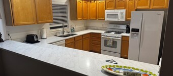 Charming 3/2 Virginia Trace Villa, next to Lake Sumter Landing, with golf cart