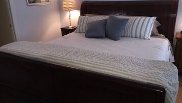 3 bedrooms, desk, iron/ironing board, free WiFi