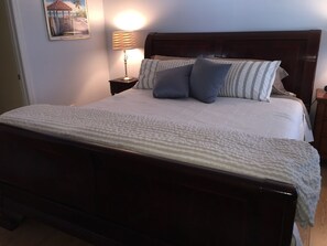 3 bedrooms, desk, iron/ironing board, free WiFi - Charming 3/2 Virginia Trace Villa, next to Lake Sumter Landing, with golf cart (The Villages)