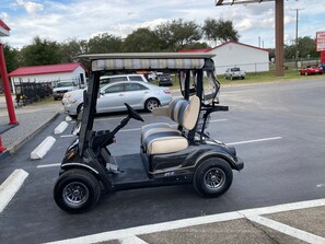 Property grounds - Charming 3/2 Virginia Trace Villa, next to Lake Sumter Landing, with golf cart (The Villages)