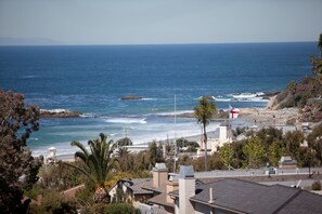 Beach nearby, sun-loungers, beach towels