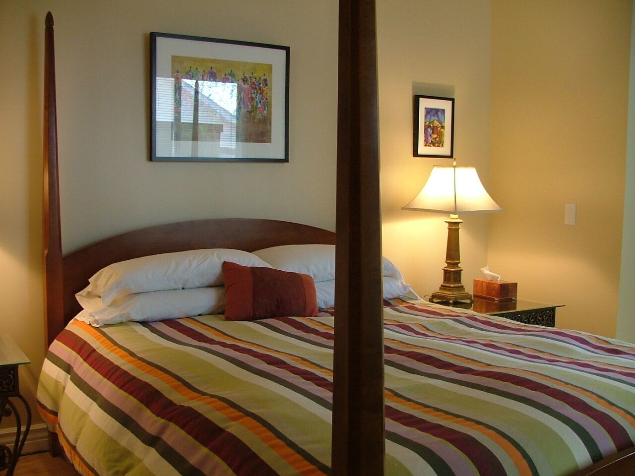 Bedroom queen bed