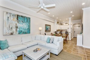 Smart TV, lettore DVD, libri, impianto stereo