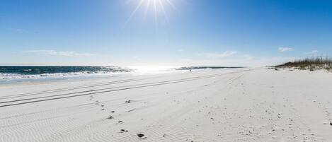 En la playa, sillas reclinables de playa