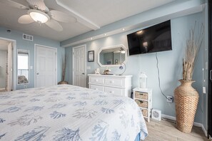 2 bedrooms, free WiFi, bed sheets, wheelchair access - Gulf Front View. Seashells and Sunsets Await in Paradise (Navarre)