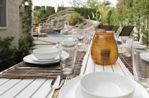 Outdoor dining - WALK TO DISNEY! SALT POOL W/ 25 FOOT SLIDE & SPA-Fully Remodeled & Themed (Anaheim)