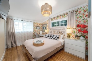 4 bedrooms, desk, iron/ironing board, travel cot
