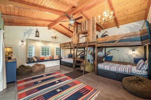 4 habitaciones, escritorio y tabla de planchar con plancha 