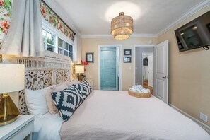 4 slaapkamers, een bureau, een strijkplank/strijkijzer, reisbedje