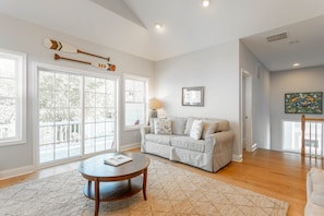 Smart TV, fireplace, books, stereo
