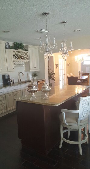 Fridge, microwave, oven, stovetop - Heated Pool in Apollo Beach (Apollo Beach)