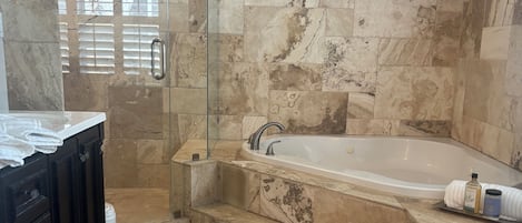 Combined shower/bathtub, jetted bath, hair dryer, towels