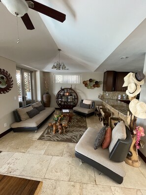 TV connectée, lecteur de DVD, table de tennis de table