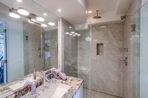 Ducha, secador de pelo y toallas