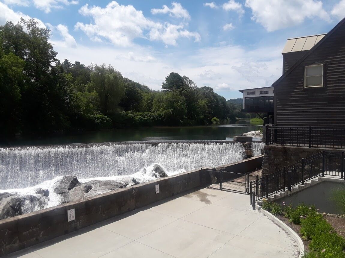 40 Min. to Dartmouth College, 45 Min. to Quechee Gorge & Simon Pearce areas.