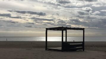 Na praia, espreguiçadeiras