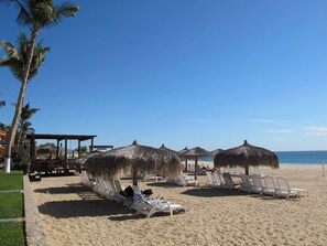 Na praia, espreguiçadeiras