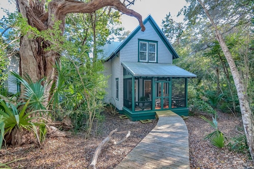 3BR/3.5 BA home with private crofter. Nature views and access to Shoals Club!