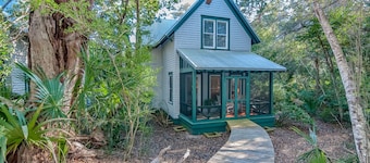 3BR/3.5 BA home with private crofter. Nature views and access to Shoals Club!