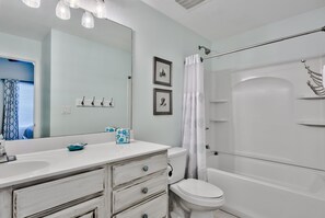 Combined shower/bathtub, hair dryer, towels, soap - Relax and Enjoy Gulf Views & Excellent Pools, 3rd floor, Garage Parking (Miramar Beach)