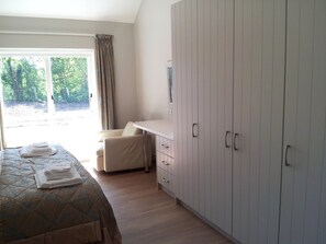 2 bedrooms, desk, iron/ironing board, WiFi