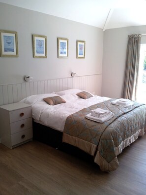 2 bedrooms, desk, iron/ironing board, WiFi