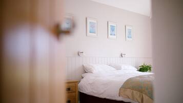 2 bedrooms, desk, iron/ironing board, WiFi