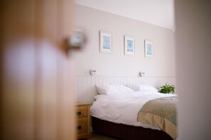 2 bedrooms, desk, iron/ironing board, WiFi - Luxury 5 Star Self Catering Accommodation In Historic Gate lodge with WI-FI. (Dromara Dromore)
