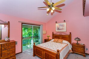 3 bedrooms, desk, iron/ironing board, WiFi - Cold Moose Cabin- 20 Min. to Asheville, EV Charger, Mountain views from 3 decks (Fletcher)