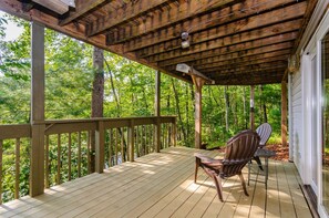 Terrace/patio - Cold Moose Cabin- 20 Min. to Asheville, EV Charger, Mountain views from 3 decks (Fletcher)