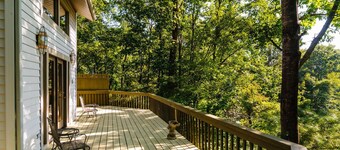 Cold Moose Cabin- 20 Min. to Asheville, EV Charger, Mountain views from 3 decks