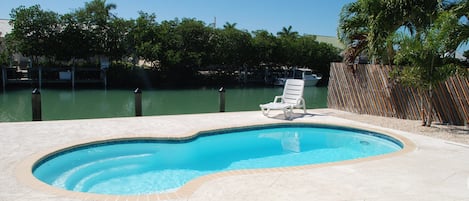 Alberca al aire libre y alberca climatizada