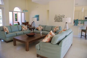 Fernseher, DVD-Player, Stereoanlage