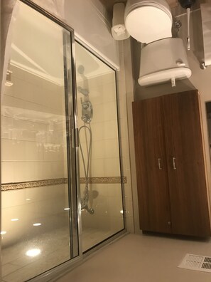 Interior - Modern 2 bedroom, 2 bath - Steam Shower in Master Bath, Smart TV (Salt Lake City)