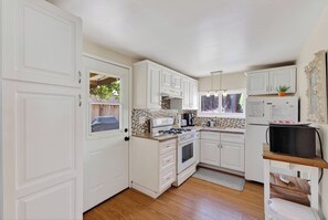 Fridge, microwave, oven, stovetop - Coastal Breeze Cottage (Aptos)