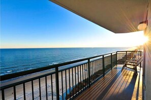 Un balcone con vista sull'oceano.
