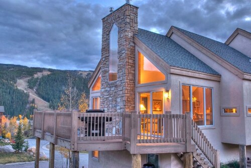 Home in Keystone Ski Area--private hot tub; spectacular view; 16 separate beds