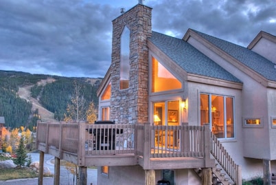 Home in Keystone Ski Area--private hot tub; spectacular view; 16 separate beds