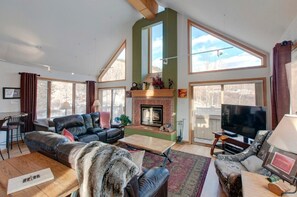 Télévision, cheminée, lecteur de DVD, baby-foot